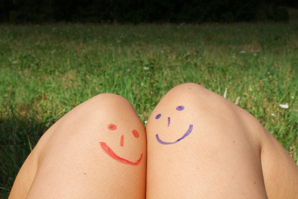 Красные и синие счастливые смайлики на коже
 - Фото, изображение