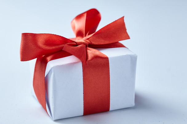 Gift box with red bow - Фото, зображення