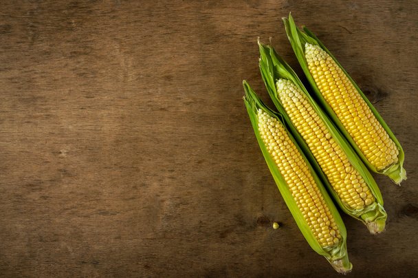 Fresh corn on cobs on rustic wooden table - Fotografie, Obrázek