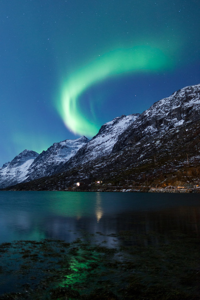 Northern Lights (Aurora Borealis) refletido através de fiordes
 - Foto, Imagem