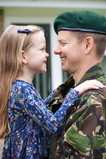 Soldier On Leave Hugging Daughter - Valokuva, kuva