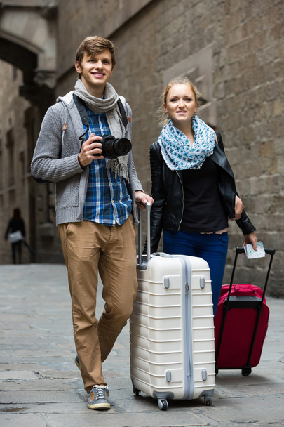 Two travellers with digital camera - Φωτογραφία, εικόνα
