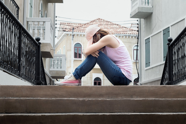 грустная женщина обнимает колени
 - Фото, изображение