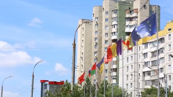 Międzynarodowych flagi kilku krajów macha na wietrze na balkonie budynku hosting oficjalnego spotkania. Flagi członków UE, zrzekając się przed budynkiem Parlamentu Europejskiego. - Materiał filmowy, wideo