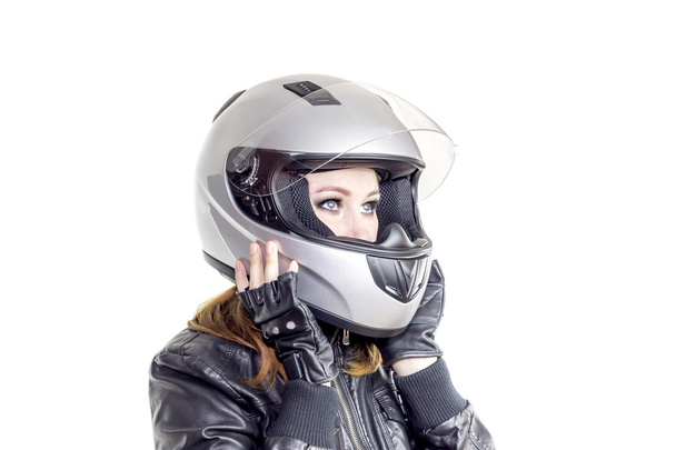 Девушка в мотоциклетном шлеме
 - Фото, изображение