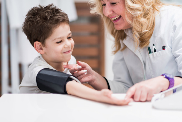 Маленький мальчик измеряет кровяное давление
  - Фото, изображение