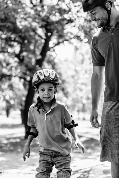 Gezin met een kind rolschaatsen - Foto, afbeelding