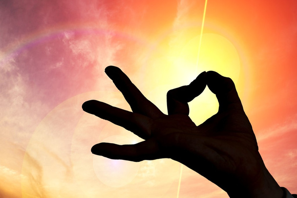 Koncepcja esotericism i medytacji. Sylwetka ręką w zachód słońca - Zdjęcie, obraz