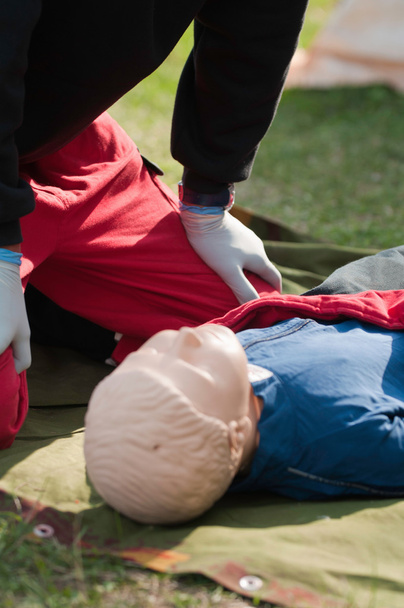 Paramedico su manichino nella formazione di risucchio
 - Foto, immagini