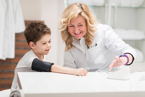 chlapec s přístroj pro měření krevního tlaku - Fotografie, Obrázek