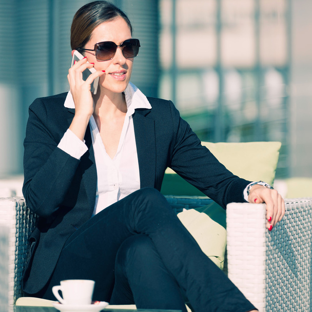  Mujer de negocios hablando por teléfono
 - Foto, imagen