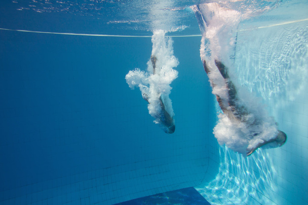 mergulhadores entram na água após o mergulho inverso
 - Foto, Imagem