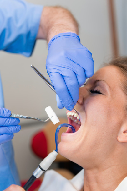 Dentista preparare il paziente per il riempimento
 - Foto, immagini