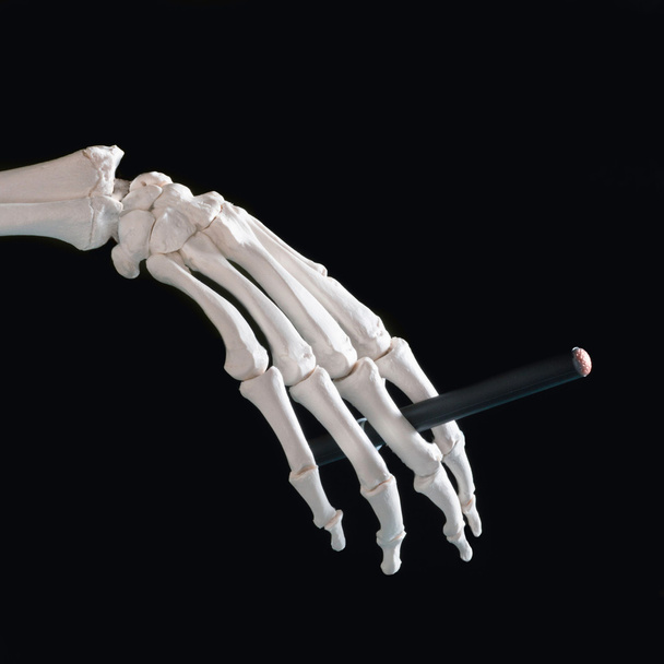 σκελετό χέρι με το τσιγάρο - Φωτογραφία, εικόνα