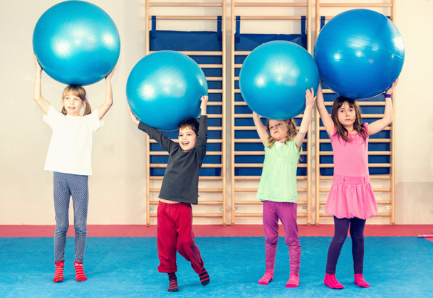 Niños con pelotas de fitness
 - Foto, imagen