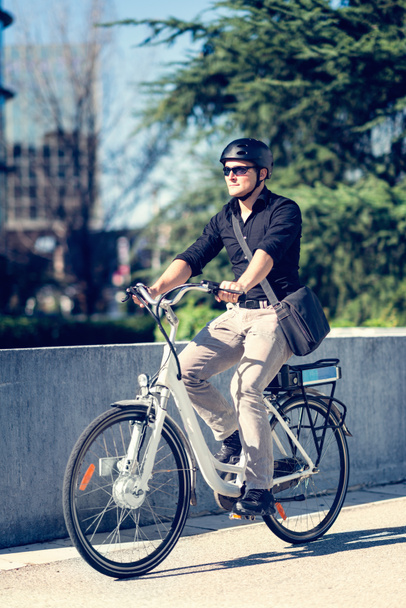 Homme d'affaires sur vélo électrique
 - Photo, image