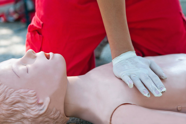 救急救命士の女性練習胸骨圧迫 - 写真・画像