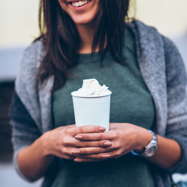 visage féminin avec café à emporter
 - Photo, image
