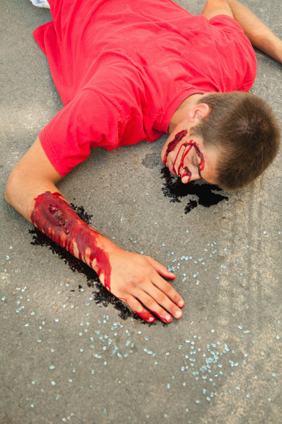Ofiarą wypadku drogowego leżącego na ulicy - Zdjęcie, obraz