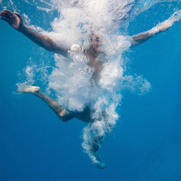 mies astuu altaaseen
 - Valokuva, kuva