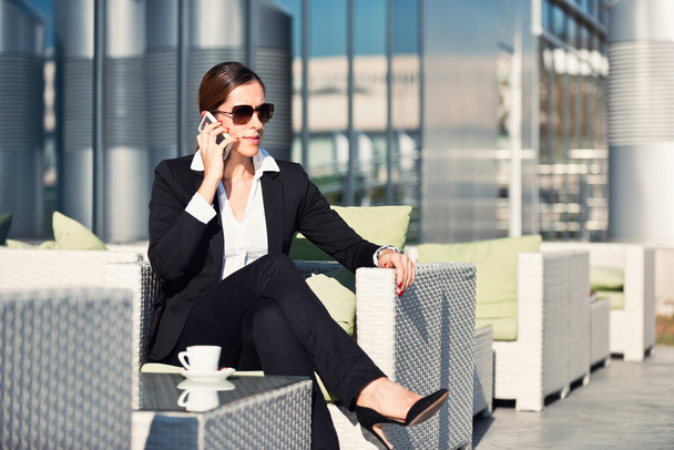 Mujer de negocios hablando por teléfono
 - Foto, imagen