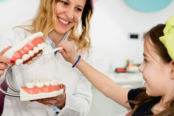 tyttö hammaslääkäri oppia hygieniasta
 - Valokuva, kuva