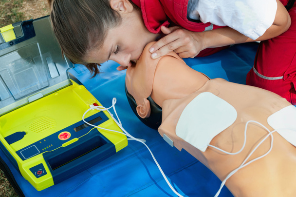 miembro del ejercicio médico simulado de primeros auxilios
 - Foto, imagen