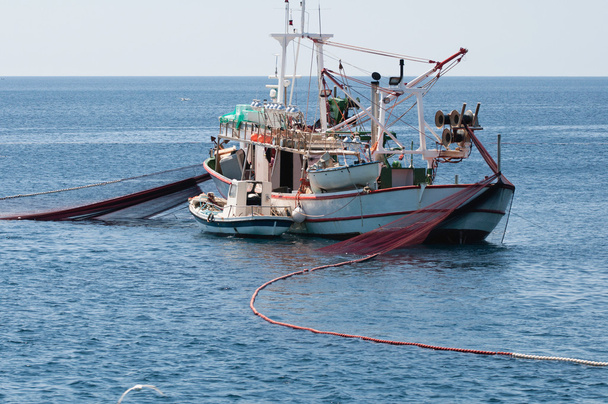 地中海漁網ボート puliling - 写真・画像