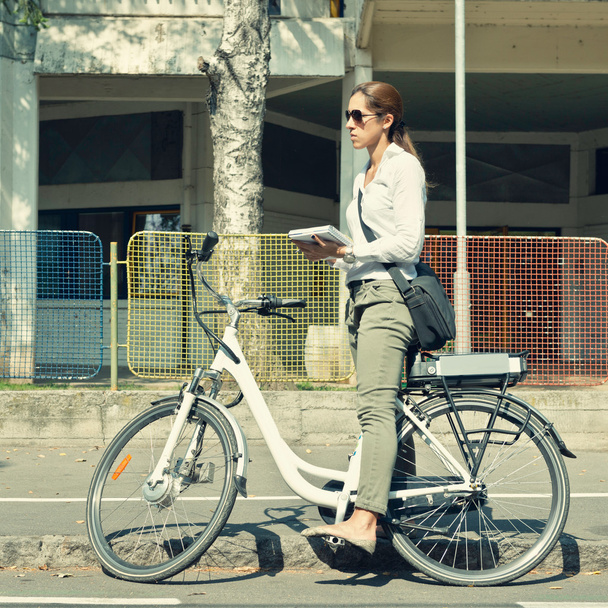 γυναίκα με ηλεκτρικό ποδήλατο - Φωτογραφία, εικόνα