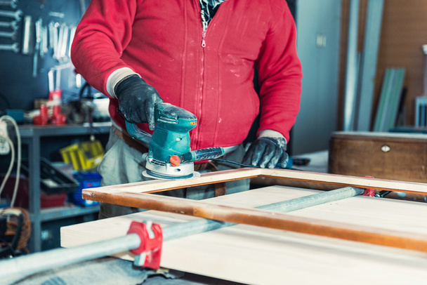 charpentier masculin travaillant
 - Photo, image