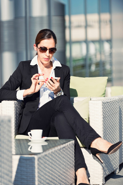 Бізнес-леді на кавовій перерві з телефоном
 - Фото, зображення