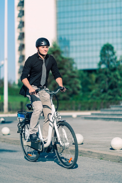 αρσενικό υπάλληλος γραφείου χρησιμοποιώντας e-ποδήλατο - Φωτογραφία, εικόνα
