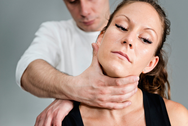 chiropraticien examinant le cou féminin
  - Photo, image