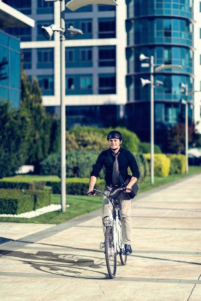 νεαρός άνδρας χρησιμοποιώντας ηλεκτρικό ποδήλατο  - Φωτογραφία, εικόνα