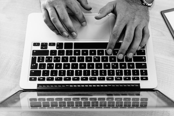 Деловые руки, работающие на ноутбуке - Фото, изображение
