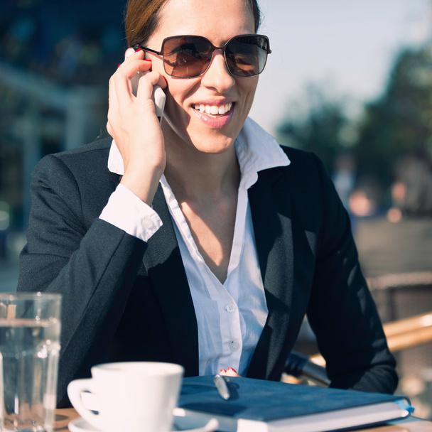 Business woman talking phone - Fotoğraf, Görsel