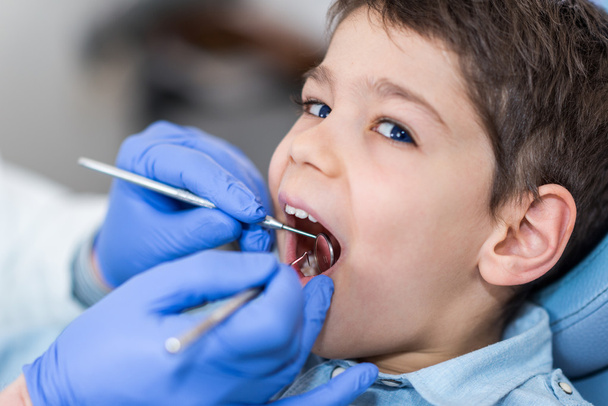 Мальчик на регулярном осмотре зубов
 - Фото, изображение