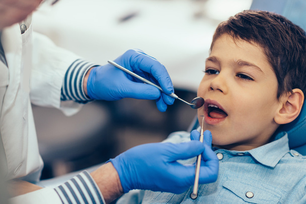  Μικρό αγόρι στο κανονικό οδοντιατρικός έλεγχος - Φωτογραφία, εικόνα