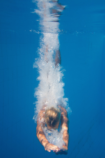 женщина ныряет в бассейн
 - Фото, изображение