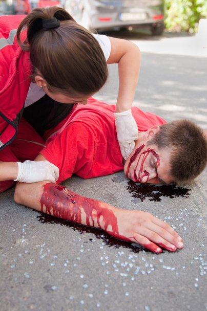 ambulancier avec victime d'un accident de voiture dans la rue
 - Photo, image