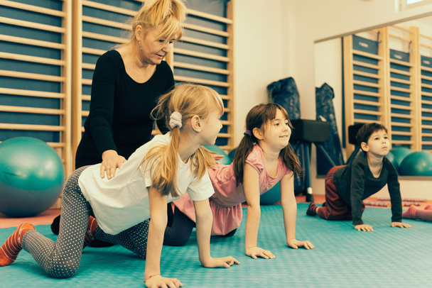 Fisioterapeuta trabajando con niños
 - Foto, imagen