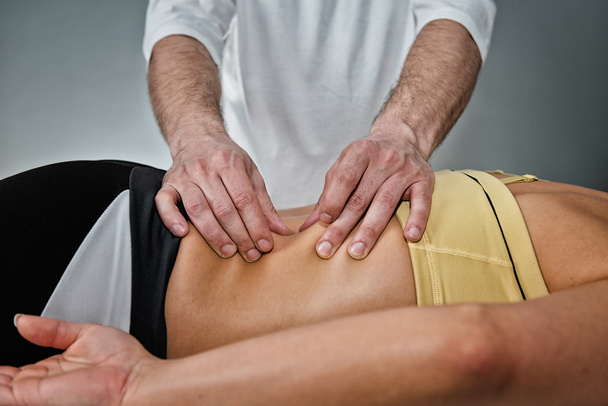 therapeut masseren vrouwelijke patiënt - Foto, afbeelding