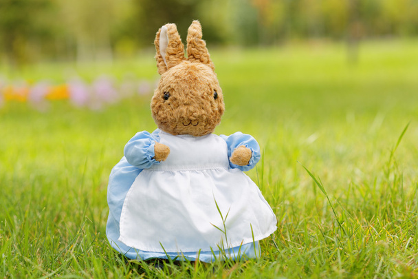 juguete conejo conejo en la hierba verde
  - Foto, Imagen