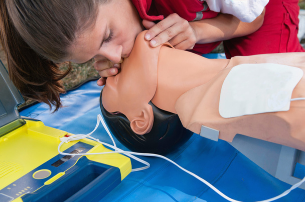 Procedura di respirazione di salvataggio eseguita su manichino
 - Foto, immagini
