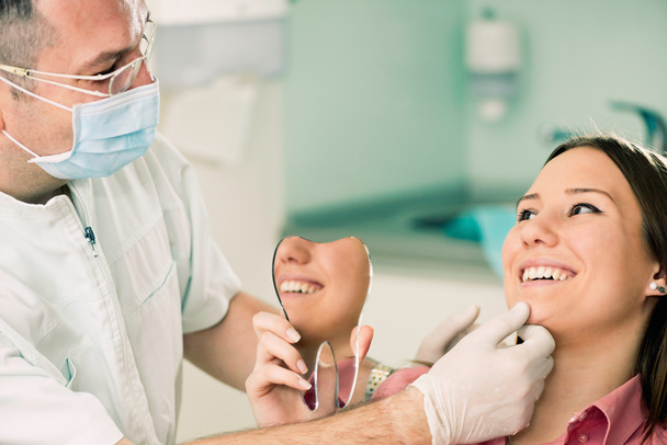 Paciente sorridente satisfeito com dentista
 - Foto, Imagem