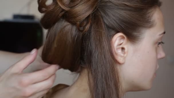 Friseur macht die Braut vor der Hochzeit - Filmmaterial, Video