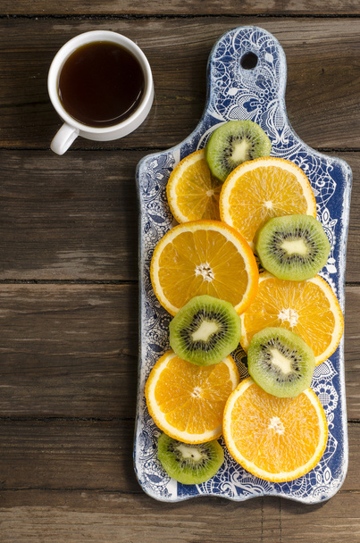Frühstück Cracker mit Schokoladenpaste und Bananen, Kaffee und Obst   - Foto, Bild