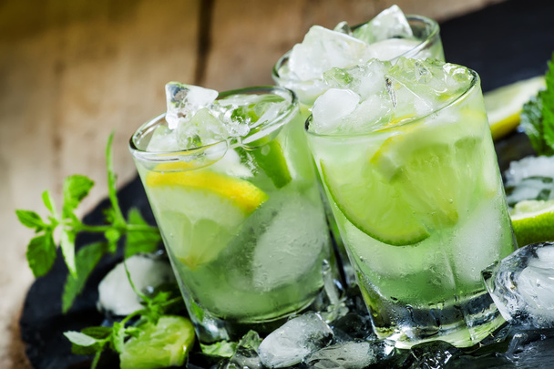 Lemon-lime green drink with crushed ice  - Fotoğraf, Görsel