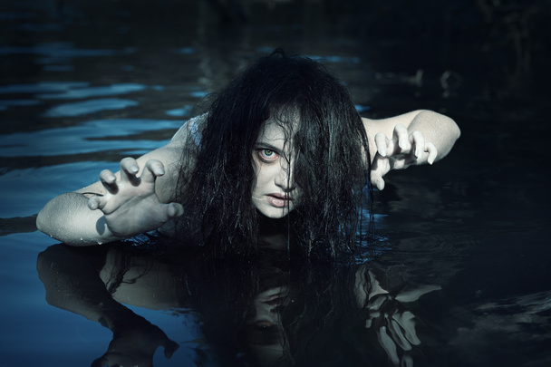 Jovem bela mulher fantasma afogado na água
  - Foto, Imagem