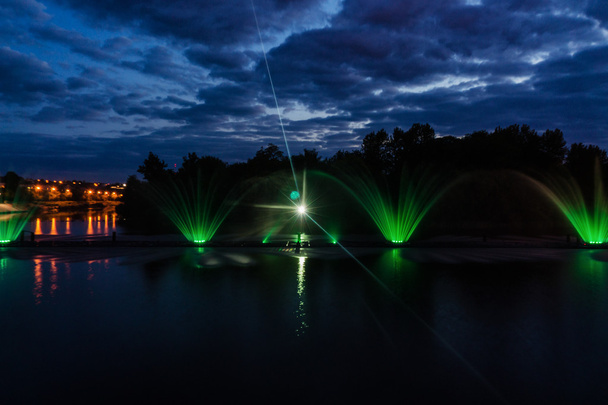 Spectacle de magie nocturne des fontaines sur le front de mer central Roshen
 - Photo, image